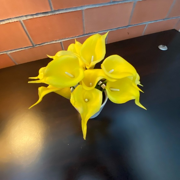 W: 5in L: 10in artificial yellow calla lily flowers in pot - Picture 3 of 4